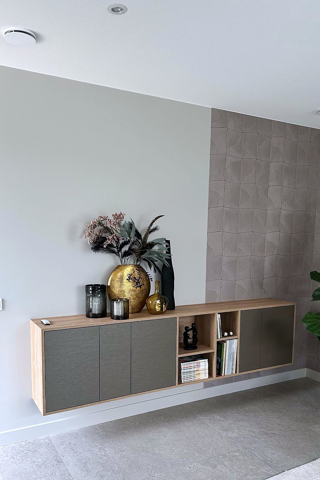 Zwevend wandmeubel in eiken met open vakken als voorbeeld van interieurbouw, door Maatmakers Interieurbouw